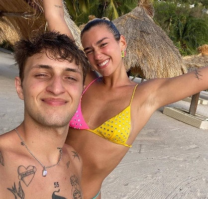 《啪姐意大利蜜月照曝光：甜蜜瞬间引网友热议》