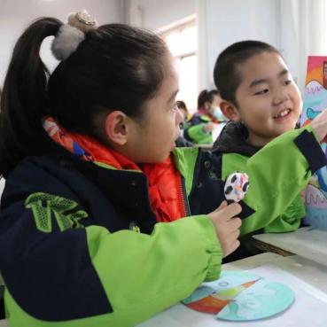 《PS吉祥物争议：小机器人灵魂缺失，网友热议》