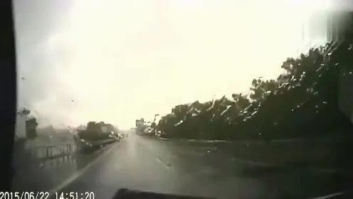 女司机雨天失控120km/h，方向盘失灵惊魂瞬间！