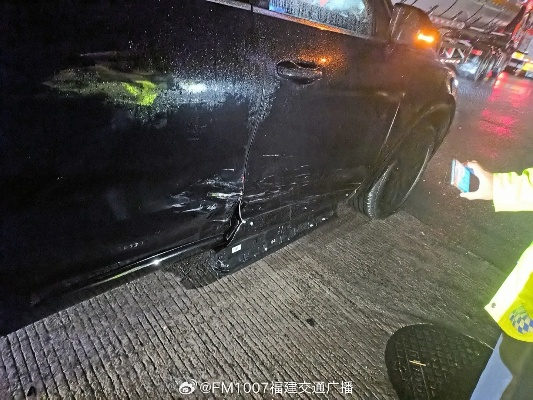 女司机雨天失控120撞护栏：方向盘失灵惊魂记