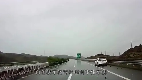 女司机雨天失控120撞护栏：方向盘失灵惊魂记