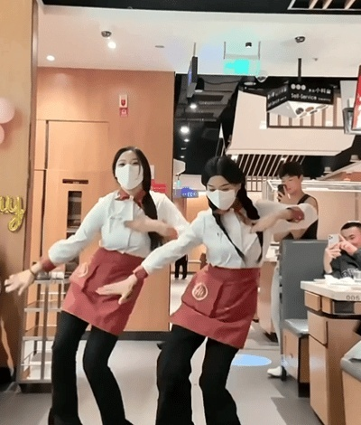 《海底捞福利大战：两位女神争锋，谁将笑到最后？》