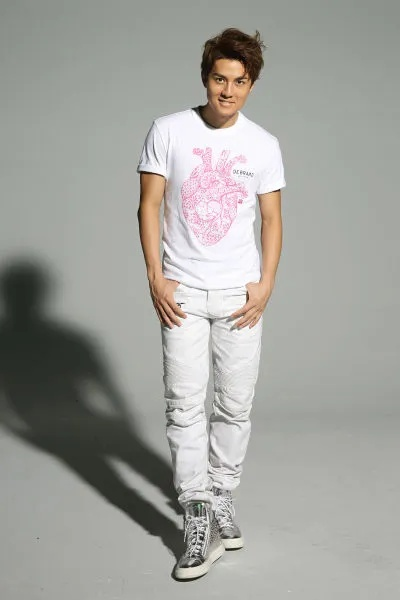 吴克群街头助患病母子卖花，筹款6000+！粉丝助力爱心行动