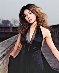 《西德妮·斯威尼写真曝光：蕾丝黑裙演绎纯欲女神》