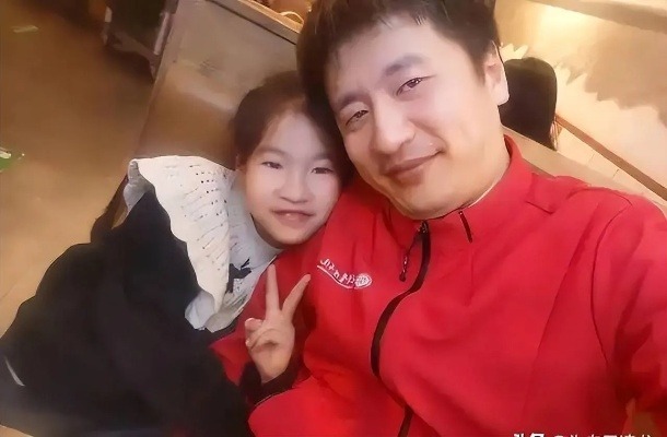 张雪峰10岁女儿萌照曝光，8年后幸福延续！