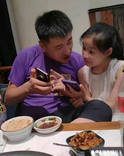 张雪峰10岁女儿萌照曝光，8年后幸福延续！