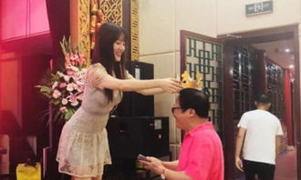 贾乃亮携13岁甜馨街头秀红发魅力