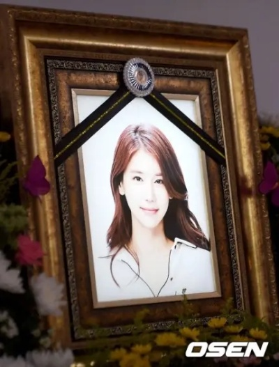 韩国女星李屿迩黑白照遗照曝光，43岁离世引发关注