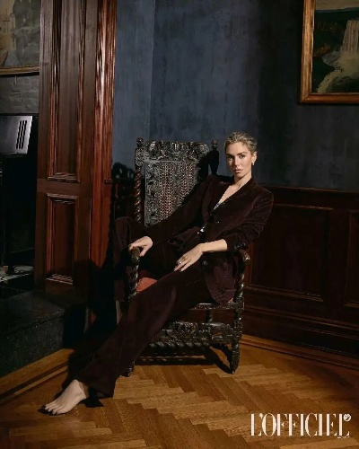 《凡妮莎柯比夏季写真曝光：白寡妇美艳升级》