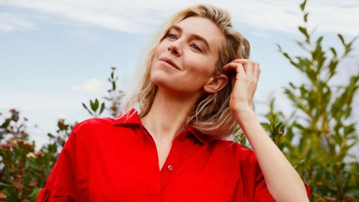 《凡妮莎柯比夏季写真曝光：白寡妇美艳升级》