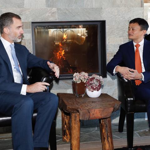 马云比利时广场现身影：神秘保镖护驾，手机成焦点