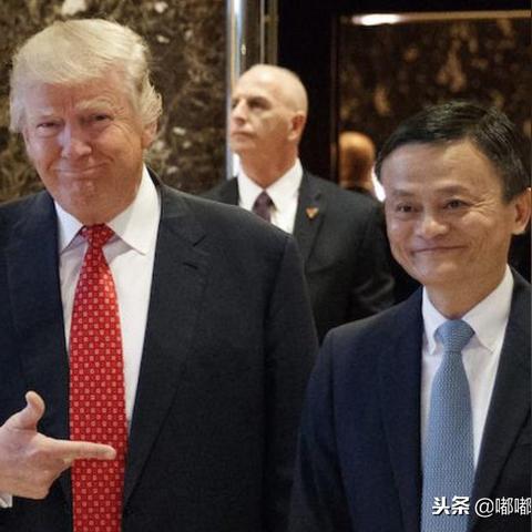 马云比利时广场现身影：神秘保镖护驾，手机成焦点