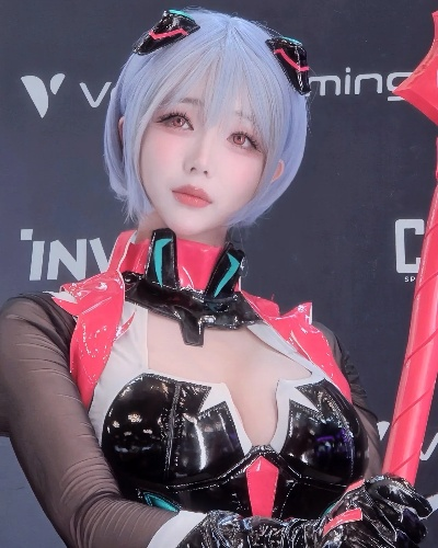 《剑星》新模尹雪花坐姿惊艳，绝美瞬间不容错过