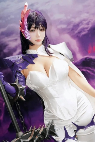 《剑星》新模尹雪花坐姿惊艳，绝美瞬间不容错过