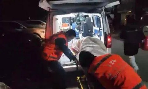 山东壮汉烧烤晕倒，8名消防员合力抬回！