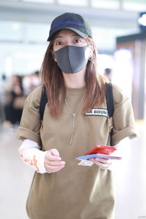 汤唯机场素颜护女，双手合十拒拍照