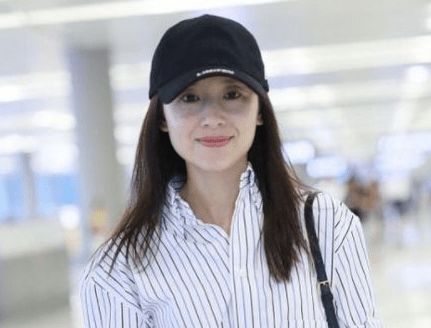 汤唯机场素颜护女，双手合十拒拍照