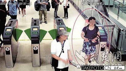 地铁惊魂！折叠刀险酿事故，安检疏忽引关注