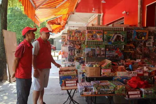 老年活动中心空调大战：华莱士门前“老顽童”集结