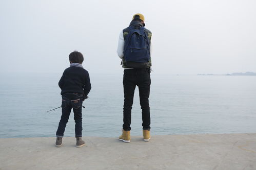 钓鱼悲剧！父子同场钓鱼，儿子额头被鱼钩穿透惊险瞬间