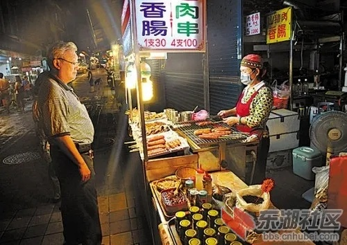 《小岛秀夫台北夜市探秘：烤肠糖葫芦诱惑升级》