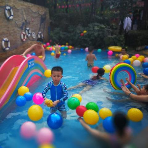 《2025独家揭秘：无尽冬日App与小程序大对比》