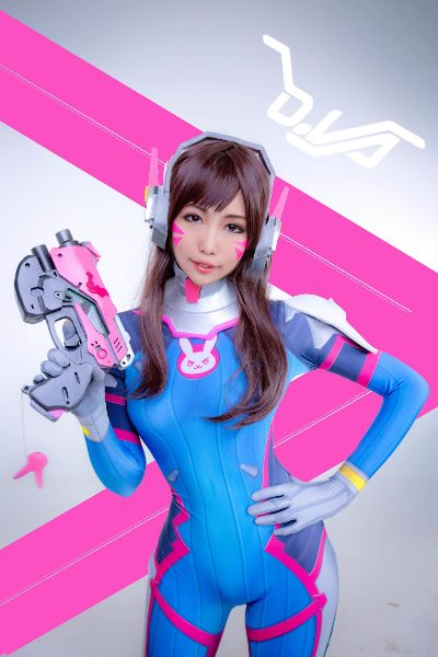 伊芙与DVa贴贴同框，战衣性感揭秘！