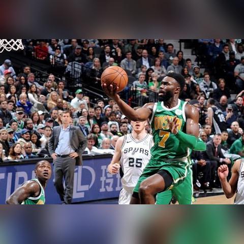 周杰伦晒照遭调侃，霸气回应：时间宝贵！