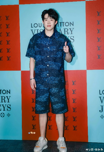 乒乓新星王楚钦闪耀LV大秀：时尚圈新贵诞生！