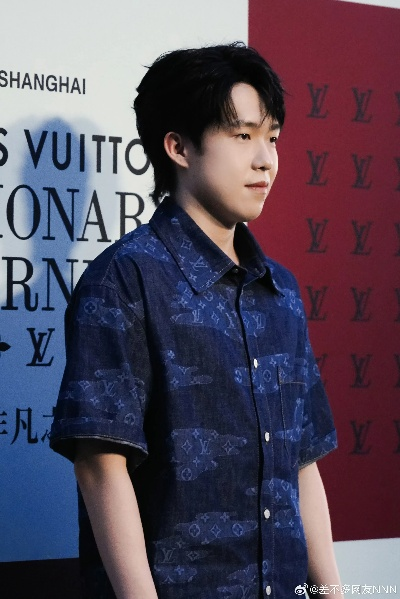 乒乓新星王楚钦闪耀LV大秀：时尚圈新贵诞生！