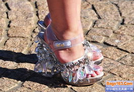 《Prada凉鞋引印度众怒：网友怒斥品牌“盗版”》