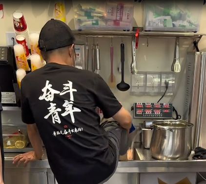 蜜雪冰城员工脚踩饮水桶，道歉背后真相揭秘！