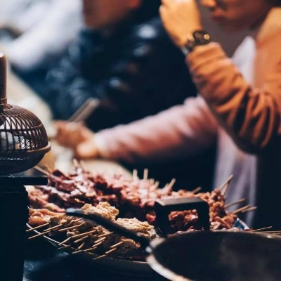 《小岛秀夫深夜打卡！揭秘夜市烤肠、糖葫芦的诱人魅力》