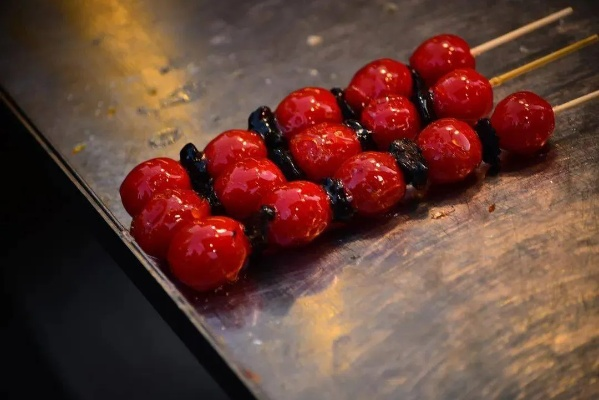 《小岛秀夫深夜打卡！揭秘夜市烤肠、糖葫芦的诱人魅力》