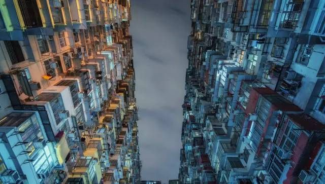 《小岛秀夫打卡香港怪兽大厦！《变形金刚4》取景地揭秘》