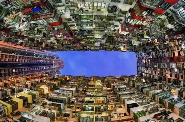 《小岛秀夫打卡香港怪兽大厦！《变形金刚4》取景地揭秘》