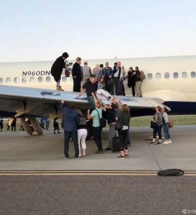 飞机着陆惊魂！粉丝狂闯机舱，律师揭秘：公共秩序大挑战