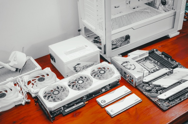 高考神器！全白轻奢微星全家桶，打造高考后游戏狂欢盛宴