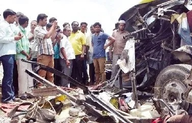 印度校车与火车相撞惊魂！2死多伤惨案揭秘