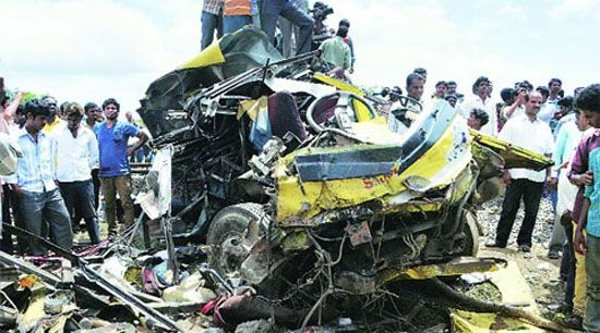 印度校车与火车相撞惊魂！2死多伤惨案揭秘