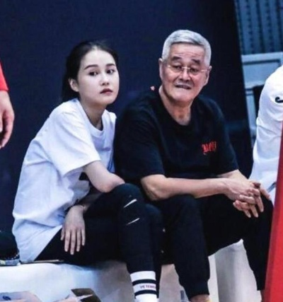 赵本山女儿守护父亲：不让疲惫的他再添忧愁