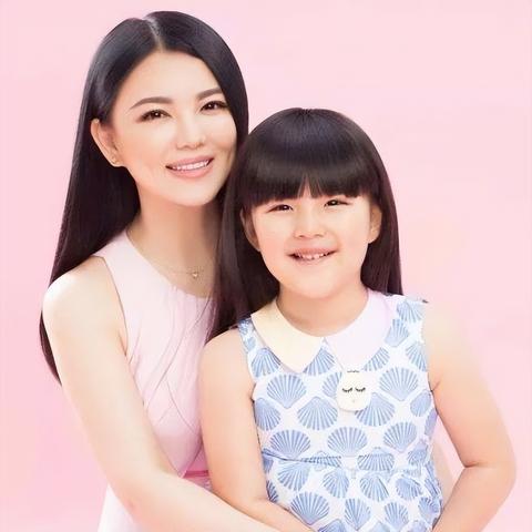 张雪峰朋友圈合影引热议：揭秘为何不敢晒照