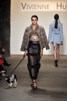 《向佐金属胸罩巴黎时装周首秀：悲喜交织的时尚奇观》