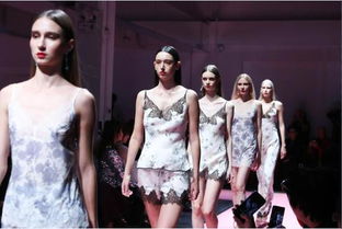 《向佐金属胸罩巴黎时装周首秀：悲喜交织的时尚奇观》