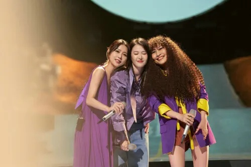 钟欣潼王心凌唐诗逸同框，友谊升温！三女神互动瞬间曝光