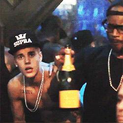 贾斯汀·比伯自拍曝光：胡子拉碴汗流浃背，粉丝直呼接地气