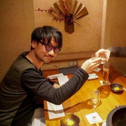 小岛秀夫上海BW现场互动：B站小电视玩偶活力开玩