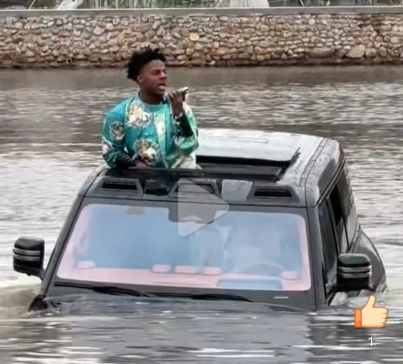 甲亢哥车顶空翻秀，粉丝送劳力士惊喜！