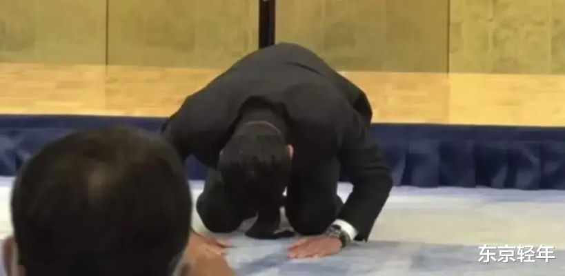 顾客道歉后，店员跪地致歉！真实事件引热议