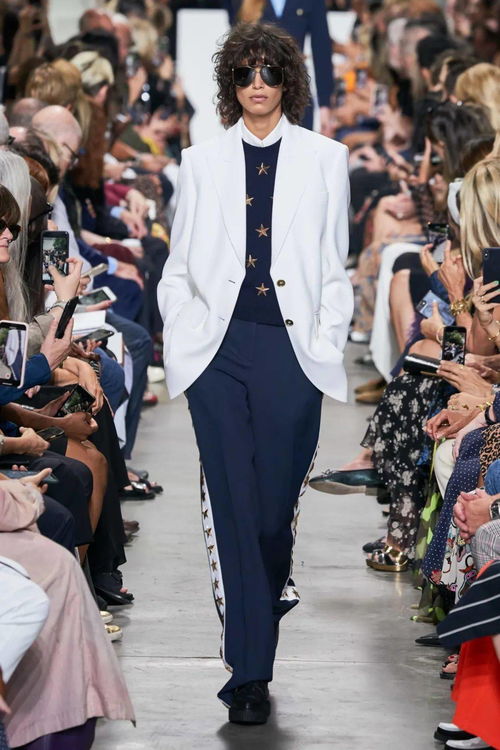 跨性别巨星亨特·莎弗巴黎秀场惊艳，长裙束腰成焦点